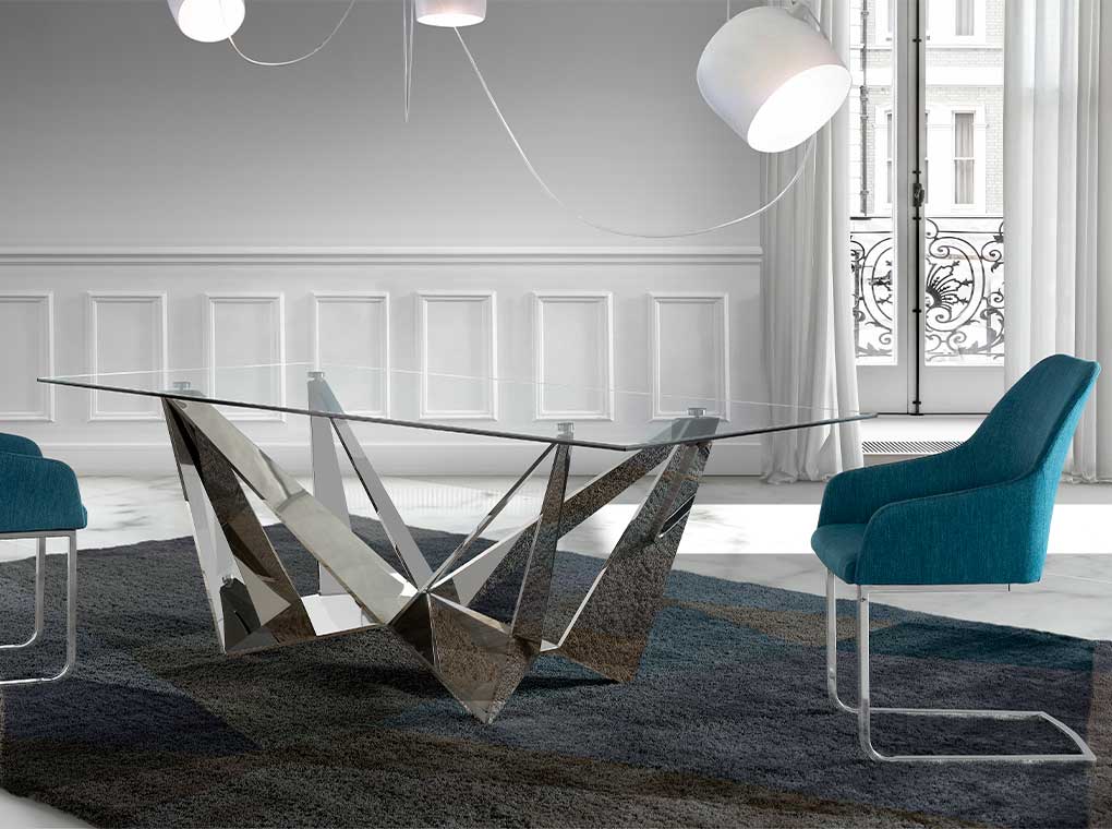 Ambiente mesa rectangular en cristal y sillas moradas