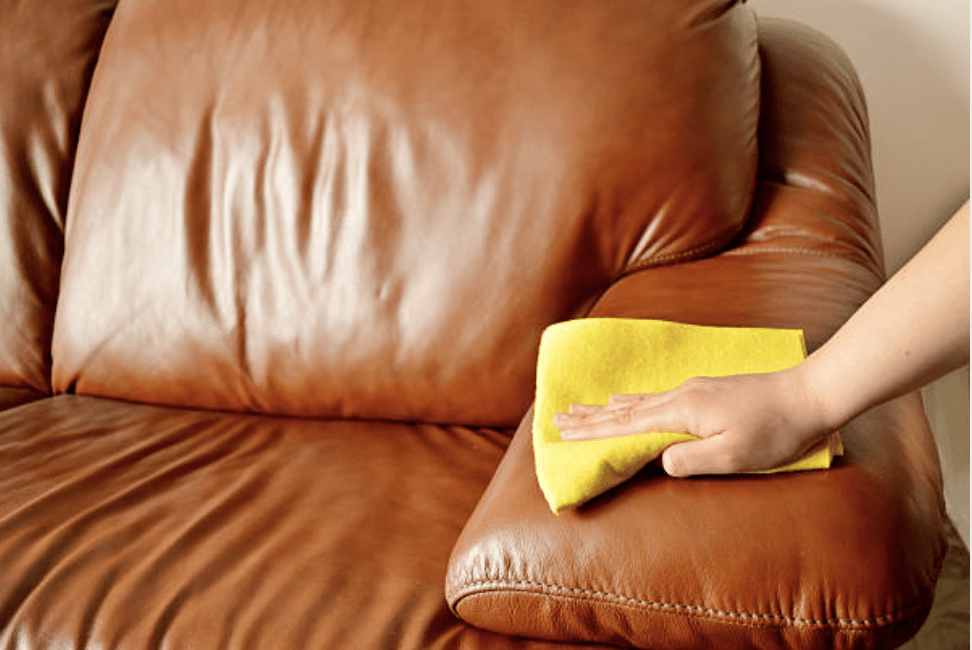 limpiar sofa de piel con un trapo